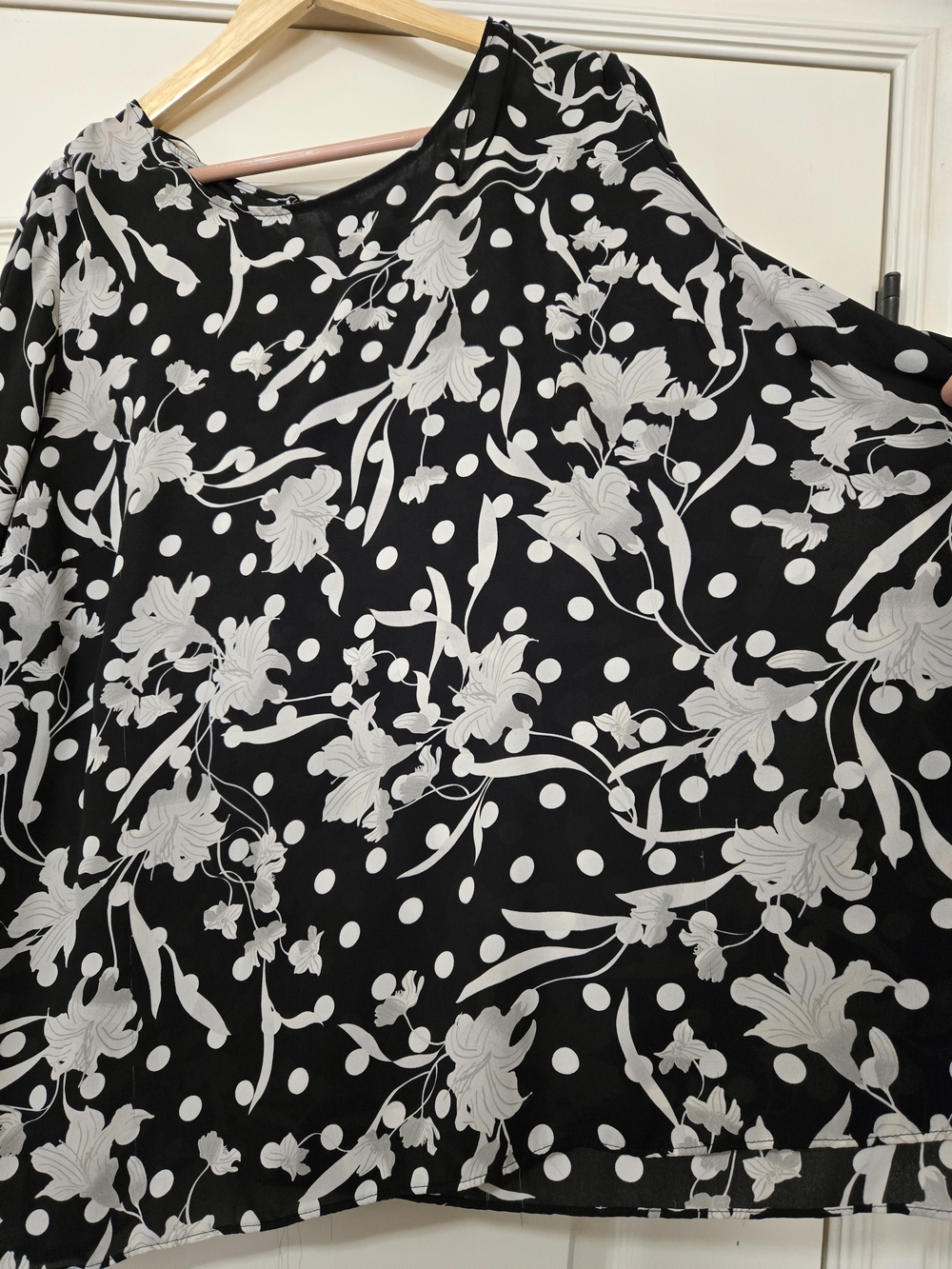 Rose & Olive Black and White Floral Polka Dot Ruffle Sleeve Blouse Feminine - Picture 4 of 8